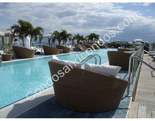 Relaxing roof-top poolside lounge