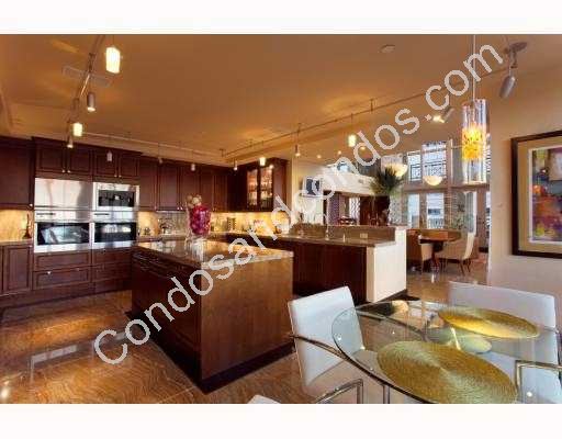 Spacious kitchen with breakfast area