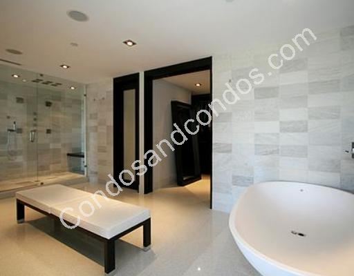 Spacious master bath w/ whirlpool tub & enclosed glass shower