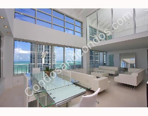 Glass wall on lofted 2nd floor for maximum ocean views