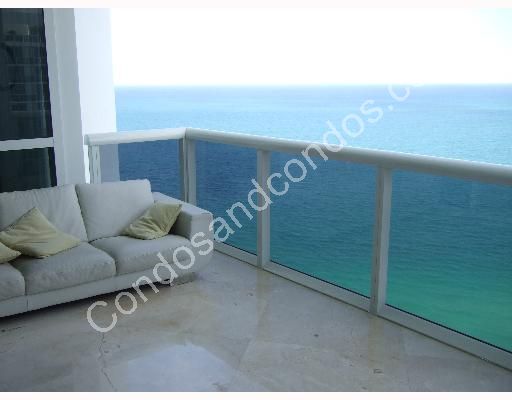 Glass railed balconies for maximum ocean views
