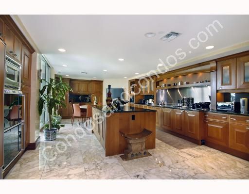 Spacious kitchens with Italian cabinetry