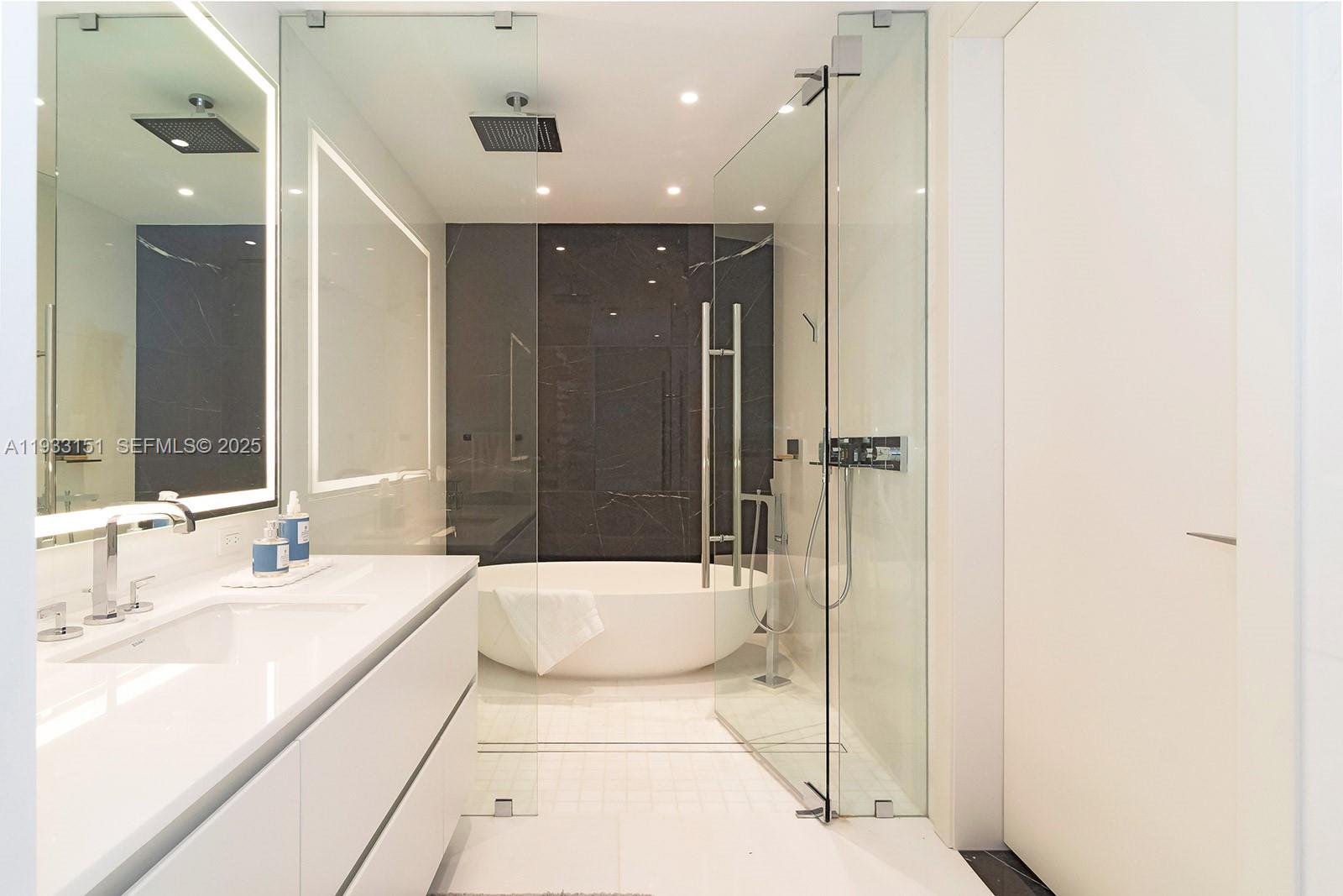 Photo of 300 Biscayne Blvd Way 805 #805 listing for Sale