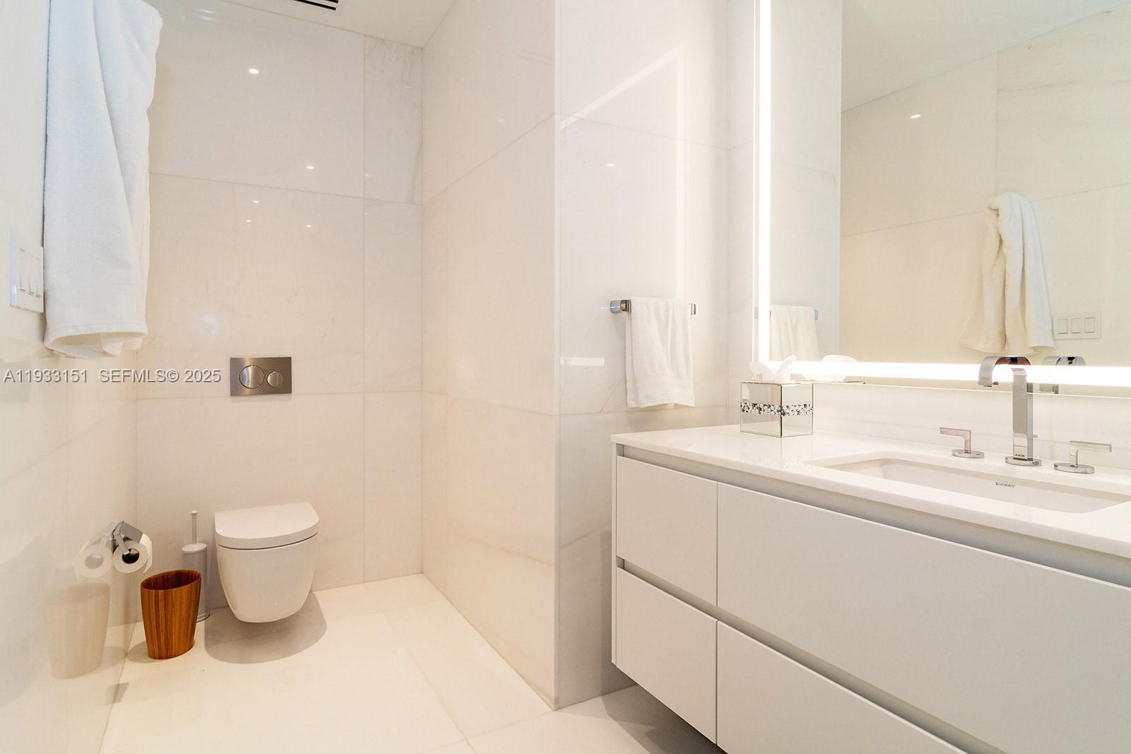 Photo of 300 Biscayne Blvd Way 805 #805 listing for Sale