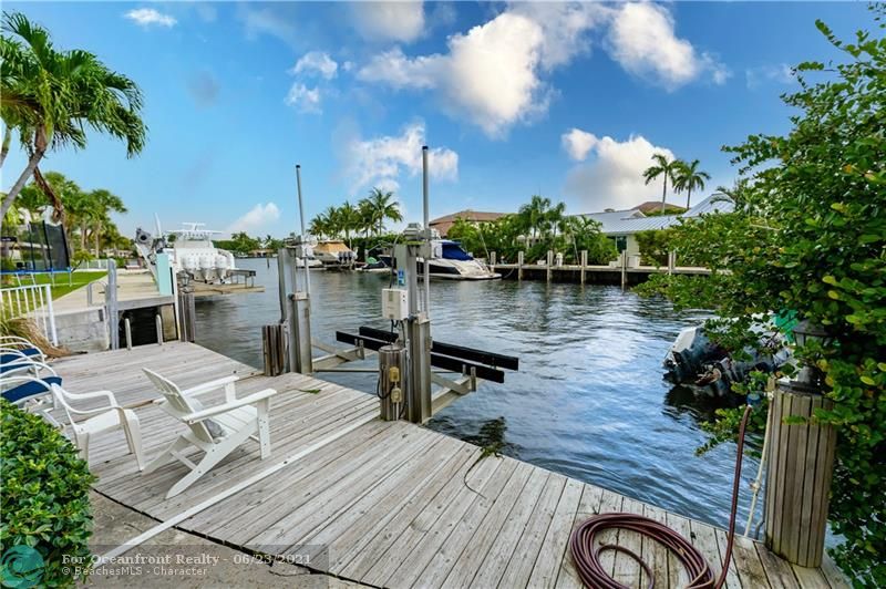 10,000 lb boat lift with easy access to the lake and intracoastal.