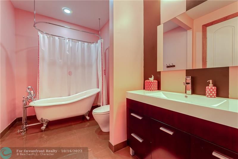 2nd Floor En-suite Bath with Claw foot Tub