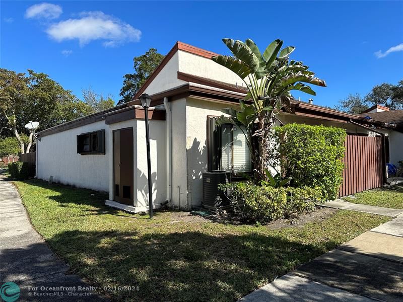 Unit 122 in Omega Villas 4 Condo Condominimum for Sale in Plantation